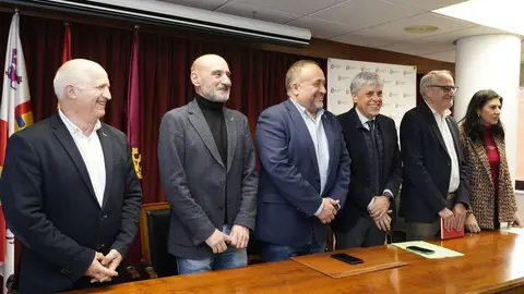 (I a D): El vicepresidente de la Diputación de Palencia, Urbano Alonso; el presidente de la Agrupación de Municipios Mineros de Castilla y León, Vicente Mirón; el presidente de la Diputación de León, Gerardo Álvarez Courel; el delegado de la Junta en León, Eduardo Diego; el presidente del Consejo Comarcal del Bierzo, Olegario Ramón; y la secretaria territorial de la Junta de Palencia, Silvia Aneas, durante la asamblea general que se celebra en Ponferrada. Foto: César Sánchez.