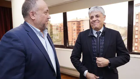 El presidente de la Diputación de León, Gerardo Álvarez Courel (D), junto al delegado de la Junta de León, Eduardo Diego (I), durante la asamblea general de la Agrupación de Municipios Mineros de Castilla y León que se celebra en Ponferrada. Foto: César Sánchez.