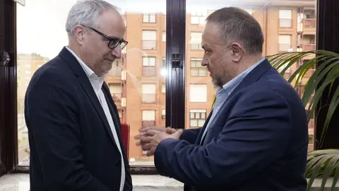 El presidente de la Diputación de León, Gerardo Álvarez Courel (D), junto al presidente del Consejo Comarcal del Bierzo, Olegario Ramón (I), durante la asamblea general de la Agrupación de Municipios Mineros de Castilla y León que se celebra en Ponferrada. Foto: César Sánchez.