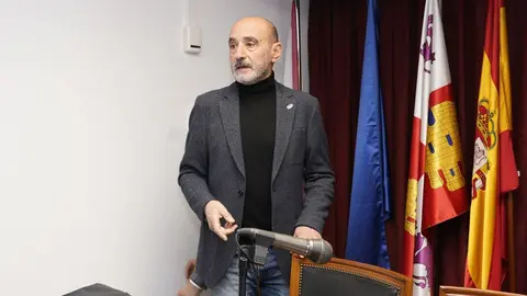 El presidente de la Agrupación de Municipios Mineros de Castilla y León, Vicente Mirón, durante la asamblea general que se celebra en Ponferrada. Foto: César Sánchez.