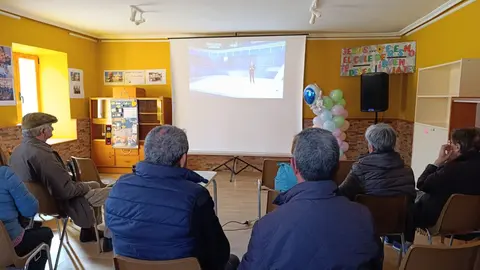 La localidad de la que es originario el aventurero leonés se vuelca con el acontecimiento y se cita en el local de la Hermandad para seguir el acontecimiento.2