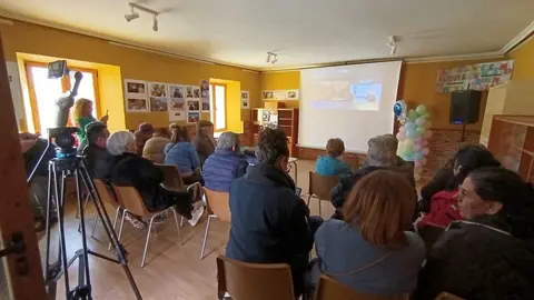 La localidad de la que es originario el aventurero leonés se vuelca con el acontecimiento y se cita en el local de la Hermandad para seguir el acontecimiento.2