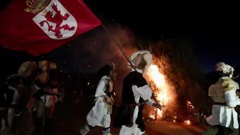 Celebración del tradicional Antruido de la montaña de Riaño con la Mojiganga y la quema de la Choza, declarado de interés turístico provincial. Foto: Campillo