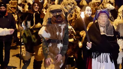 Celebración del tradicional Antruido de la montaña de Riaño con la Mojiganga y la quema de la Choza, declarado de interés turístico provincial. Foto: Campillo