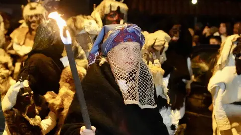 Celebración del tradicional Antruido de la montaña de Riaño con la Mojiganga y la quema de la Choza, declarado de interés turístico provincial. Foto: Campillo