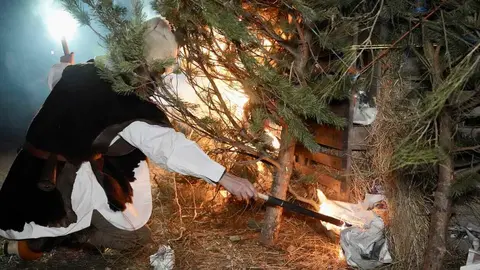 Celebración del tradicional Antruido de la montaña de Riaño con la Mojiganga y la quema de la Choza, declarado de interés turístico provincial. Foto: Campillo