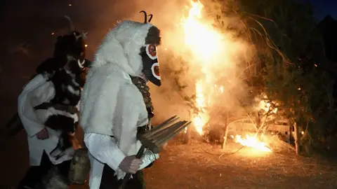 Celebración del tradicional Antruido de la montaña de Riaño con la Mojiganga y la quema de la Choza, declarado de interés turístico provincial. Foto: Campillo