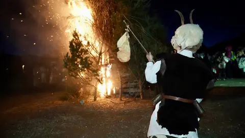 Celebración del tradicional Antruido de la montaña de Riaño con la Mojiganga y la quema de la Choza, declarado de interés turístico provincial. Foto: Campillo