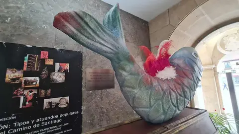 La popular figura carnavalera (viuda del Boquerón) ya espera en el hall del Ayuntamiento de San Marcelo su tradicional recorrido hasta el trágico final en la hoguera