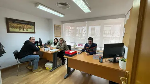 El secretario general de USO, Joaquín Pérez, ha visitado este jueves las nuevas instalaciones del sindicato en León, coincidiendo con la conmemoración del 50 aniversario de labor sindical en la provincia. La inauguración de esta nueva sede en León ha contado con la presencia, además, de Julio Salazar, secretario general de USO de 2006 a 2017; David Díaz, actual secretario de Organización y Desarrollo Territorial; Marco Antonio Martínez, secretario general de USO-Castilla y León, y Antonio Nicolás, responsable provincial.