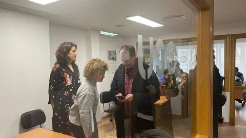 El secretario general de USO, Joaquín Pérez, ha visitado este jueves las nuevas instalaciones del sindicato en León, coincidiendo con la conmemoración del 50 aniversario de labor sindical en la provincia. La inauguración de esta nueva sede en León ha contado con la presencia, además, de Julio Salazar, secretario general de USO de 2006 a 2017; David Díaz, actual secretario de Organización y Desarrollo Territorial; Marco Antonio Martínez, secretario general de USO-Castilla y León, y Antonio Nicolás, responsable provincial.