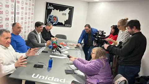 El secretario general de USO, Joaquín Pérez, ha visitado este jueves las nuevas instalaciones del sindicato en León, coincidiendo con la conmemoración del 50 aniversario de labor sindical en la provincia. La inauguración de esta nueva sede en León ha contado con la presencia, además, de Julio Salazar, secretario general de USO de 2006 a 2017; David Díaz, actual secretario de Organización y Desarrollo Territorial; Marco Antonio Martínez, secretario general de USO-Castilla y León, y Antonio Nicolás, responsable provincial.