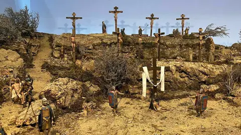 La Cofradía de las Siete Palabras de Jesús en la Cruz ha presentado este jueves la exposición 'La Pasión de Jesús de Nazaret' que se podrá visitar hasta el 27 de abril. Fotos: Ayto León