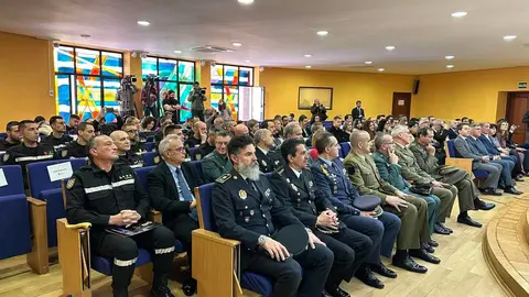 La rectora de la Universidad de León, Nuria González, y la secretaria de Estado de Defensa, Amparo Valcarce, han firmado un convenio para la creación de la Cátedra extraordinaria 'Cátedra ISDEFE de la Universidad de León en Aplicación de Tecnologías en Situaciones de Emergencia (ATSE)'.