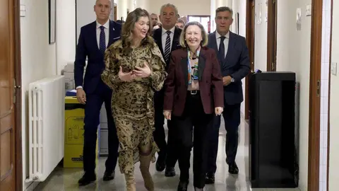 La rectora de la Universidad de León, Nuria González, y la secretaria de Estado de Defensa, Amparo Valcarce, han firmado un convenio para la creación de la Cátedra extraordinaria 'Cátedra ISDEFE de la Universidad de León en Aplicación de Tecnologías en Situaciones de Emergencia (ATSE)'.  Foto: Peio García