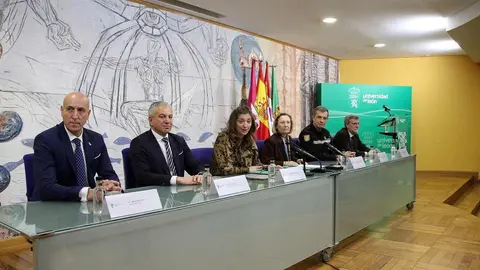 La rectora de la Universidad de León, Nuria González, y la secretaria de Estado de Defensa, Amparo Valcarce, han firmado un convenio para la creación de la Cátedra extraordinaria 'Cátedra ISDEFE de la Universidad de León en Aplicación de Tecnologías en Situaciones de Emergencia (ATSE)'.  Foto: Peio García