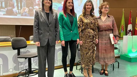 La investigadora y miembro de la reserva de astronautas de la Agencia Espacial Europea (ESA) visita la Universidad de León y participa en una charla abierta al público en el salón de actos de la Escuela de Ingenierías. Fotos: Peio García | Heraldo