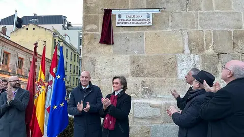 'Calle de la Hermandad Sacramental de Santa Marta y de la Sagrada Cena'. La Hermandad Sacramental de Santa Marta y de la Sagrada Cena tiene desde este viernes un rincón en el callejero de León. Fotos: Ayuntamiento de León