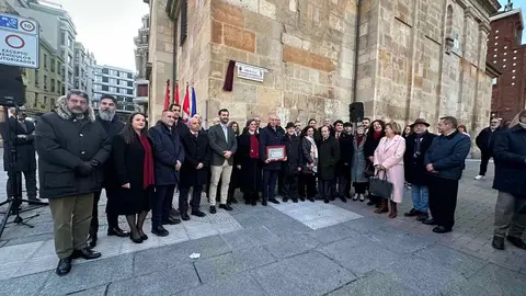 'Calle de la Hermandad Sacramental de Santa Marta y de la Sagrada Cena'. La Hermandad Sacramental de Santa Marta y de la Sagrada Cena tiene desde este viernes un rincón en el callejero de León. Fotos: Ayuntamiento de León