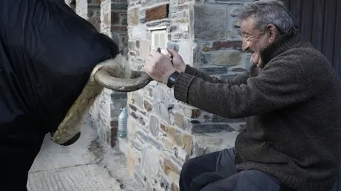 Entroido en la localidad berciana de Burbia (León), con la salida de los Maranfallos