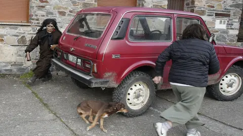 Entroido en la localidad berciana de Burbia (León), con la salida de los Maranfallos