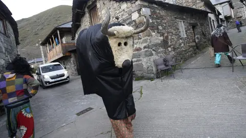 Entroido en la localidad berciana de Burbia (León), con la salida de los Maranfallos