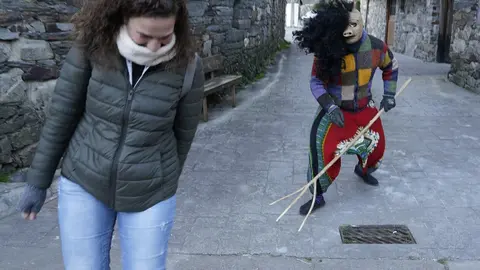 Entroido en la localidad berciana de Burbia (León), con la salida de los Maranfallos