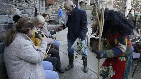 Entroido en la localidad berciana de Burbia (León), con la salida de los Maranfallos