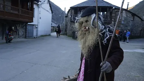 Entroido en la localidad berciana de Burbia (León), con la salida de los Maranfallos