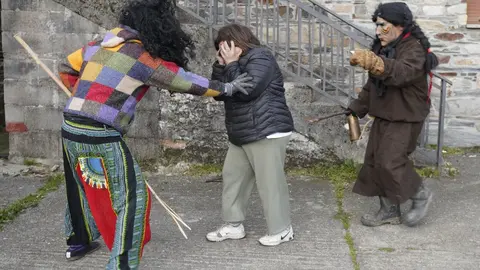 Entroido en la localidad berciana de Burbia (León), con la salida de los Maranfallos