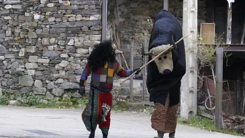 Entroido en la localidad berciana de Burbia (León), con la salida de los Maranfallos