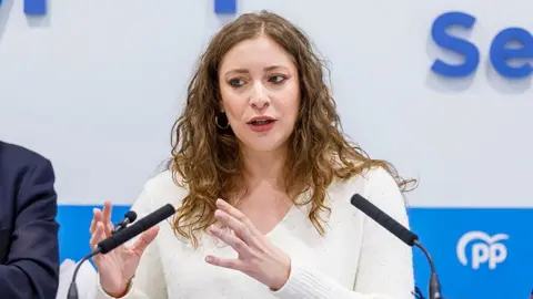 La vicesecretaria nacional de Sanidad y Educación, Ester Muñoz, junto con la presidenta del Partido Popular de Segovia, Paloma Sanz, y el secretario autonómico del PPCyL, Francisco Vázquez, explica el Plan de Vivienda de la formación. Foto: Nacho Valverde.