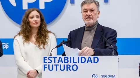 La vicesecretaria nacional de Sanidad y Educación, Ester Muñoz, junto con la presidenta del Partido Popular de Segovia, Paloma Sanz, y el secretario autonómico del PPCyL, Francisco Vázquez, explica el Plan de Vivienda de la formación. Foto: Nacho Valverde.