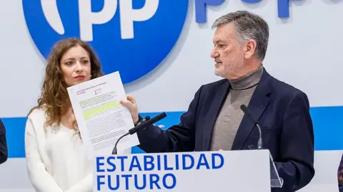 La vicesecretaria nacional de Sanidad y Educación, Ester Muñoz, junto con la presidenta del Partido Popular de Segovia, Paloma Sanz, y el secretario autonómico del PPCyL, Francisco Vázquez, explica el Plan de Vivienda de la formación. Foto: Nacho Valverde.