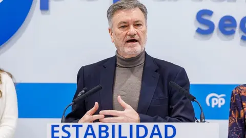 La vicesecretaria nacional de Sanidad y Educación, Ester Muñoz, junto con la presidenta del Partido Popular de Segovia, Paloma Sanz, y el secretario autonómico del PPCyL, Francisco Vázquez, explica el Plan de Vivienda de la formación. Foto: Nacho Valverde.