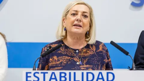 La vicesecretaria nacional de Sanidad y Educación, Ester Muñoz, junto con la presidenta del Partido Popular de Segovia, Paloma Sanz, y el secretario autonómico del PPCyL, Francisco Vázquez, explica el Plan de Vivienda de la formación. Foto: Nacho Valverde.