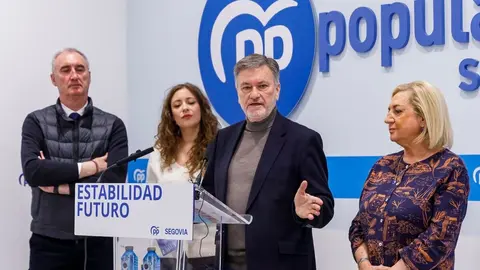 La vicesecretaria nacional de Sanidad y Educación, Ester Muñoz, junto con la presidenta del Partido Popular de Segovia, Paloma Sanz, y el secretario autonómico del PPCyL, Francisco Vázquez, explica el Plan de Vivienda de la formación. Foto: Nacho Valverde.