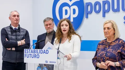 La vicesecretaria nacional de Sanidad y Educación, Ester Muñoz, junto con la presidenta del Partido Popular de Segovia, Paloma Sanz, y el secretario autonómico del PPCyL, Francisco Vázquez, explica el Plan de Vivienda de la formación. Foto: Nacho Valverde.