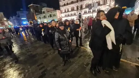 León vive el entierro de la sardina con la misma intensidad que en ediciones anteriores. León ha llorado en la despedida del Carnaval al que la lluvia ha acompañado.