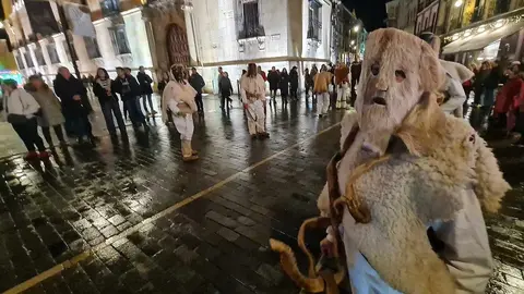 León vive el entierro de la sardina con la misma intensidad que en ediciones anteriores. León ha llorado en la despedida del Carnaval al que la lluvia ha acompañado.