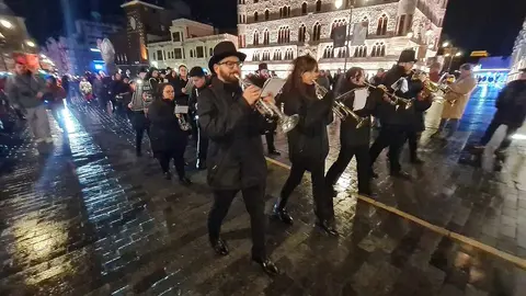 León vive el entierro de la sardina con la misma intensidad que en ediciones anteriores. León ha llorado en la despedida del Carnaval al que la lluvia ha acompañado.