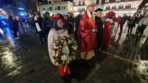 León vive el entierro de la sardina con la misma intensidad que en ediciones anteriores. León ha llorado en la despedida del Carnaval al que la lluvia ha acompañado.