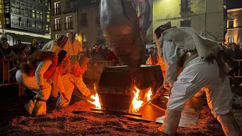 León vive el entierro de la sardina con la misma intensidad que en ediciones anteriores. León ha llorado en la despedida del Carnaval al que la lluvia ha acompañado. Fotos: Ayto León