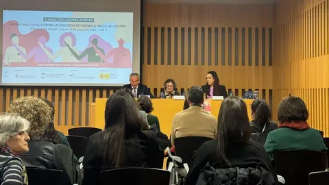 Nicanor Sen destaca la inclusión de la violencia económica en el Pacto de Estado. Junto a María García, presidenta de FFM Isadora Duncan, y Tania Yugueros, educadora social y responsable del programa de prevención de violencia de la fundación.