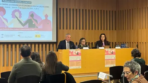 Nicanor Sen destaca la inclusión de la violencia económica en el Pacto de Estado. Junto a María García, presidenta de FFM Isadora Duncan, y Tania Yugueros, educadora social y responsable del programa de prevención de violencia de la fundación.