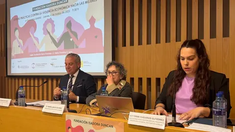 Nicanor Sen destaca la inclusión de la violencia económica en el Pacto de Estado. Junto a María García, presidenta de FFM Isadora Duncan, y Tania Yugueros, educadora social y responsable del programa de prevención de violencia de la fundación.