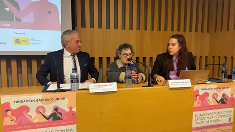 Nicanor Sen destaca la inclusión de la violencia económica en el Pacto de Estado. Junto a María García, presidenta de FFM Isadora Duncan, y Tania Yugueros, educadora social y responsable del programa de prevención de violencia de la fundación.