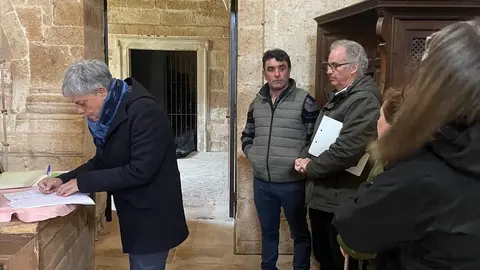 Cultura inicia la limpieza de la sacristía del Monasterio de Sandoval que albergará el depósito del Museo de León.