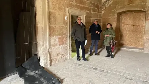 Cultura inicia la limpieza de la sacristía del Monasterio de Sandoval que albergará el depósito del Museo de León.