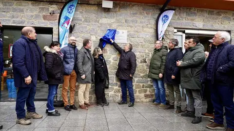 El presidente de la Diputación, Gerardo Álvarez Courel, asiste a la celebración del 50 aniversario de la primera temporada de esquí en San Isidro. Fotos: Campillo